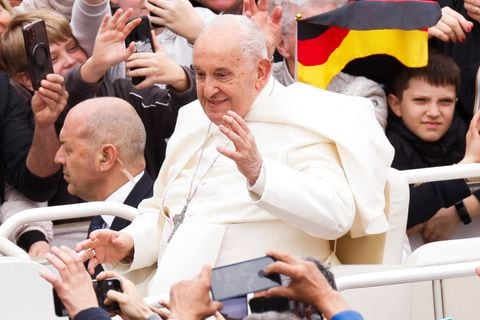 El Papa Francisco saluda a los fieles el día de la Misa de Pascua en la Plaza de San Pedro en el Vaticano, el 31 de marzo de 2024.