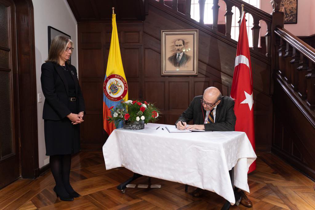 Canciller Álvaro Leyva firmando el libro de las condolencias de las víctimas del sismo en Turquía.