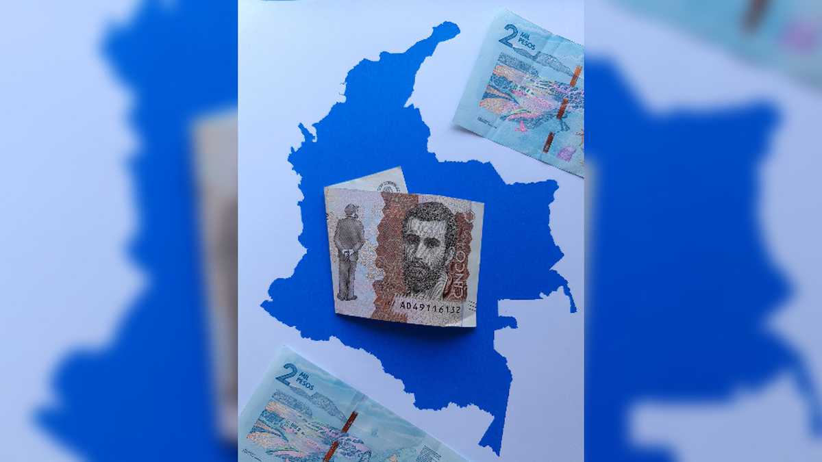 Foto de billetes sobre el mapa de Colombia - Referencia de reforma tributaria