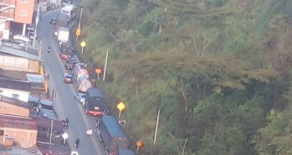 Congestión de vehículos en el occidente de Antioquia, tras bloqueos de mineros en Buriticá.