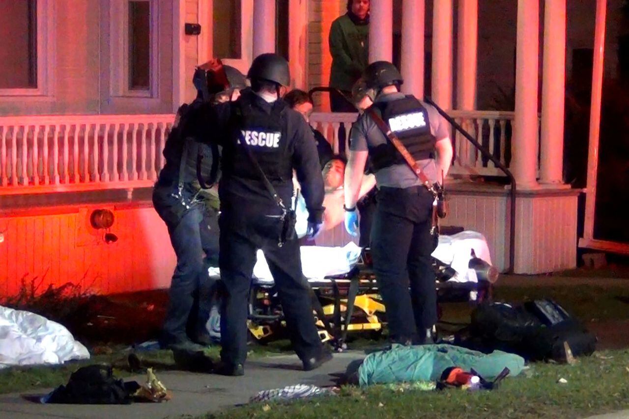 Los socorristas tratan a una víctima después de que un hombre armado disparó e hirió a tres estudiantes universitarios de ascendencia palestina en Burlington, Vermont