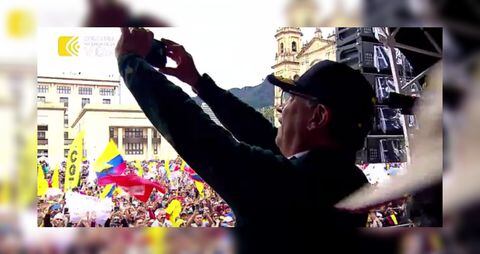 El presidente Gustavo Petro filmando a los asistentes a la Plaza de Bolívar, en Bogotá, el primero de mayo de 2024