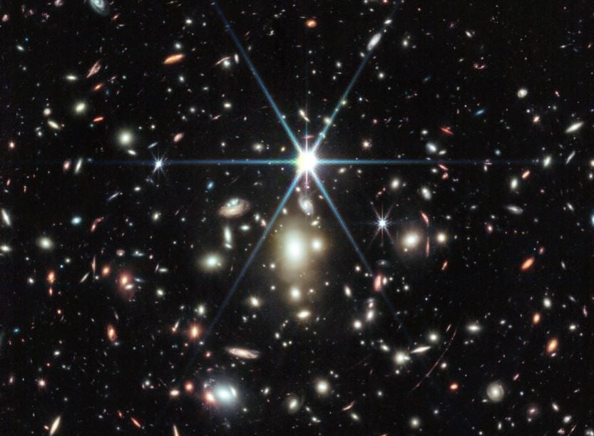 Cúmulo de galaxias masivo llamado WHL0137-08 contiene la galaxia más aumentada conocida en los primeros mil millones de años del universo.