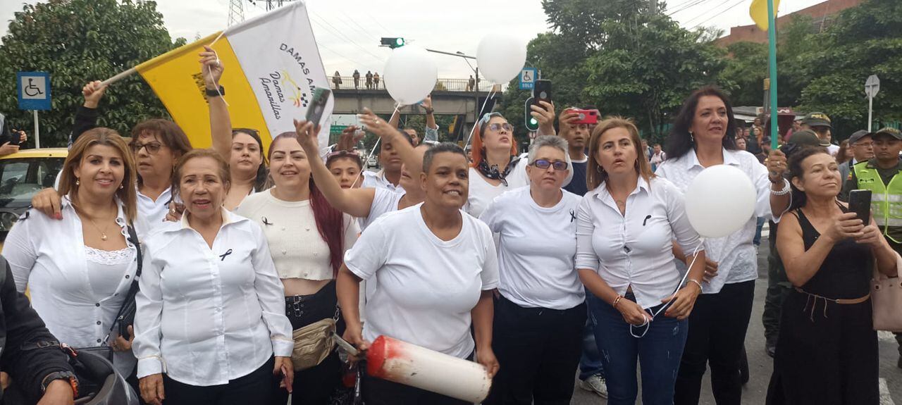 Multitudinaria marcha de taxistas en Medellín piden más garantías de seguridad tras los frecuentes asesinatos; el último fue contra una mujer.