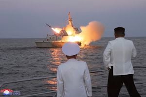 En esta fotografía sin fecha proporcionada el lunes 21 de agosto de 2023 por el gobierno de Corea del Norte, el líder norcoreano Kim Jong Un, a la derecha, observa lo que dice ser un lanzamiento de prueba de misiles de crucero estratégicos.
