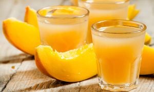 Si bien el mango es una fruta saludable, contiene calorías. Consumir jugo de mango antes de acostarse puede aportar calorías innecesarias, especialmente si ya ha cenado.