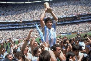 En esta foto del 29 de junio de 1986, Diego Maradona alza la Copa Mundial tras la victoria de Argentina 3-2 ante Alemania en la final, en el estadio Azteca de la Ciudad de México. Maradona ha fallecido de un paro cardiaco, el miércoles 25 de noviembre de 2020, en Buenos Aires. Tenía 60 años. (AP Photo/Carlo Fumagalli, archivo)