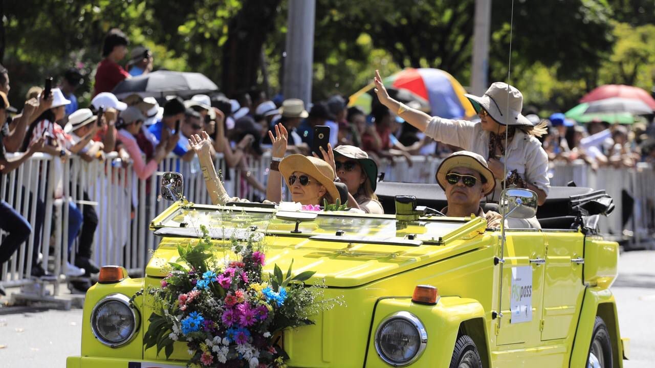 Desfile de Autos Clásicos y Antiguos en Medellín.