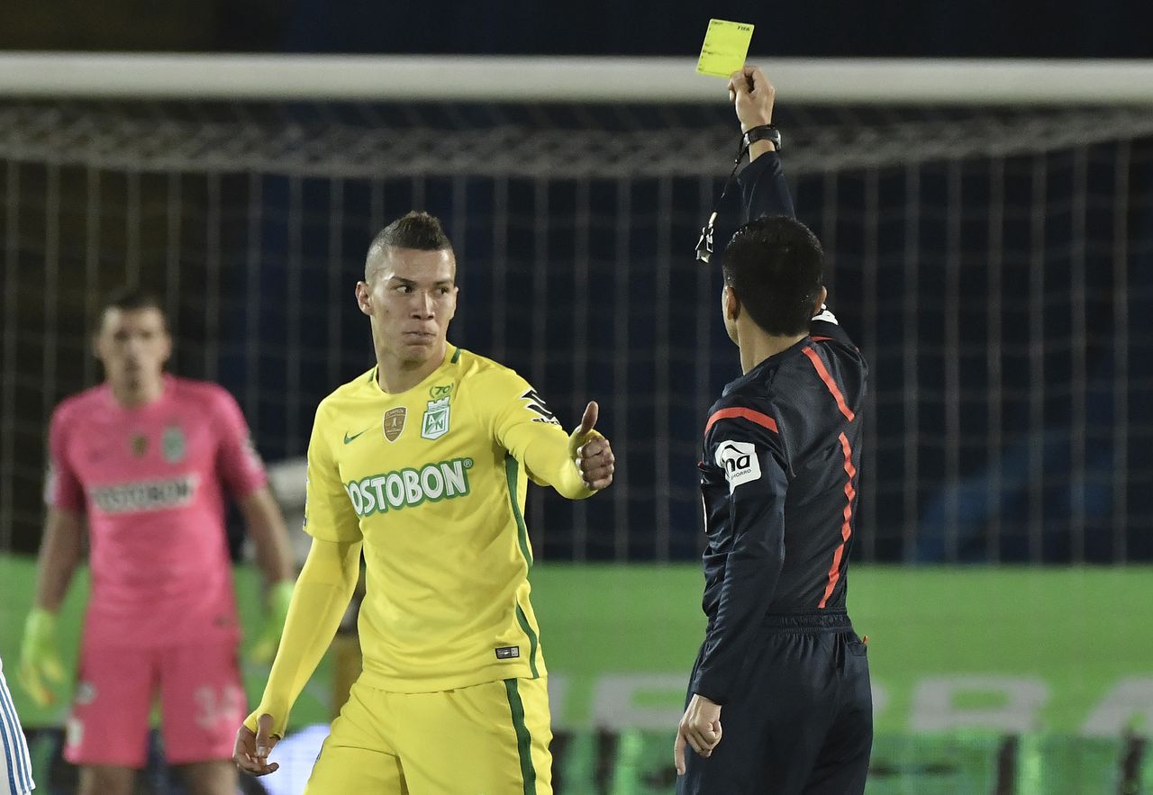 BOGOTA, COLOMBIA - JUNE 07: Referee Mario Herrera shows a yellow card to Matheus Uribe of Atletico Nacional during the Semi Finals first leg match between Millonarios and Atletico Nacional as part of Liga Aguila I 2017 at Nemesio Camacho Stadium on June 7, 2017 in Bogota, Colombia. (Photo by Gabriel Aponte/Vizzor/LatinContent via Getty Images)