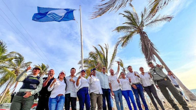 La más reciente bandera azul fue izada esta semana en la playa Palo Blanco, en Santiago de Tolú (Sucre).