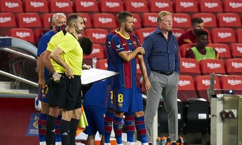 BARCELONA, SPAIN - SEPTEMBER 19: Miralem Pjanic and Ronald Koeman, head coach of FC Barcelona during the Joan Gamper Trophy match between FC Barcelona and Elche CF at Camp Nou on September 19, 2020 in Barcelona, Spain. (Photo by Getty Images/Pedro Salado/Quality Sport Images)