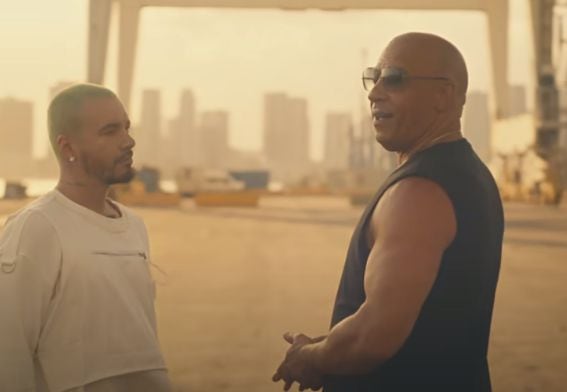 J Balvin y Vin Diesel, en el video oficial de 'Toretto'.