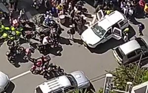 Llegaron a cobrar por el rescate de una moto robada, pero los estaban esperando uniformados de la Sijín; hubo balacera y varios heridos.