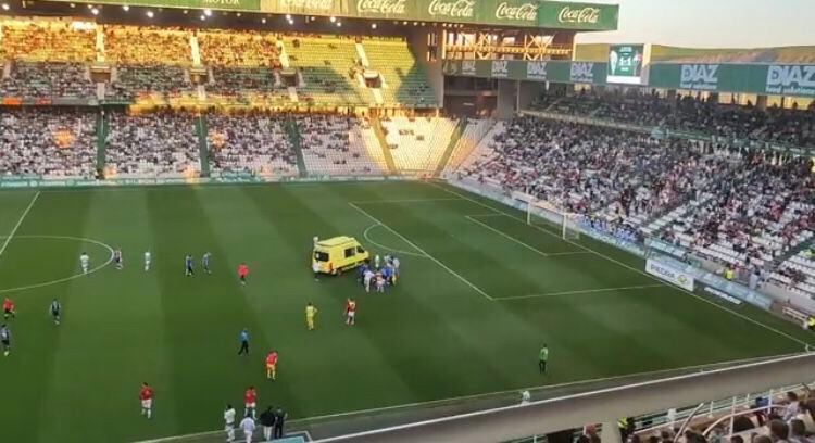 Un jugador del equipo español del Córdoba, el serbio Dragisa Gudelj debió ser evacuado de emergencia en ambulancia luego de sufrir un paro cardiaco cuando se cumplía un  partido de la tercera categoría de España, conocida como Primera RFEF.