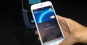 Apple Pay está diseñado para funcionar con los iPhones más recientes de la compañía, en los cuales hay un componente que permite hacer pagos en una terminal específica en las tiendas. 
