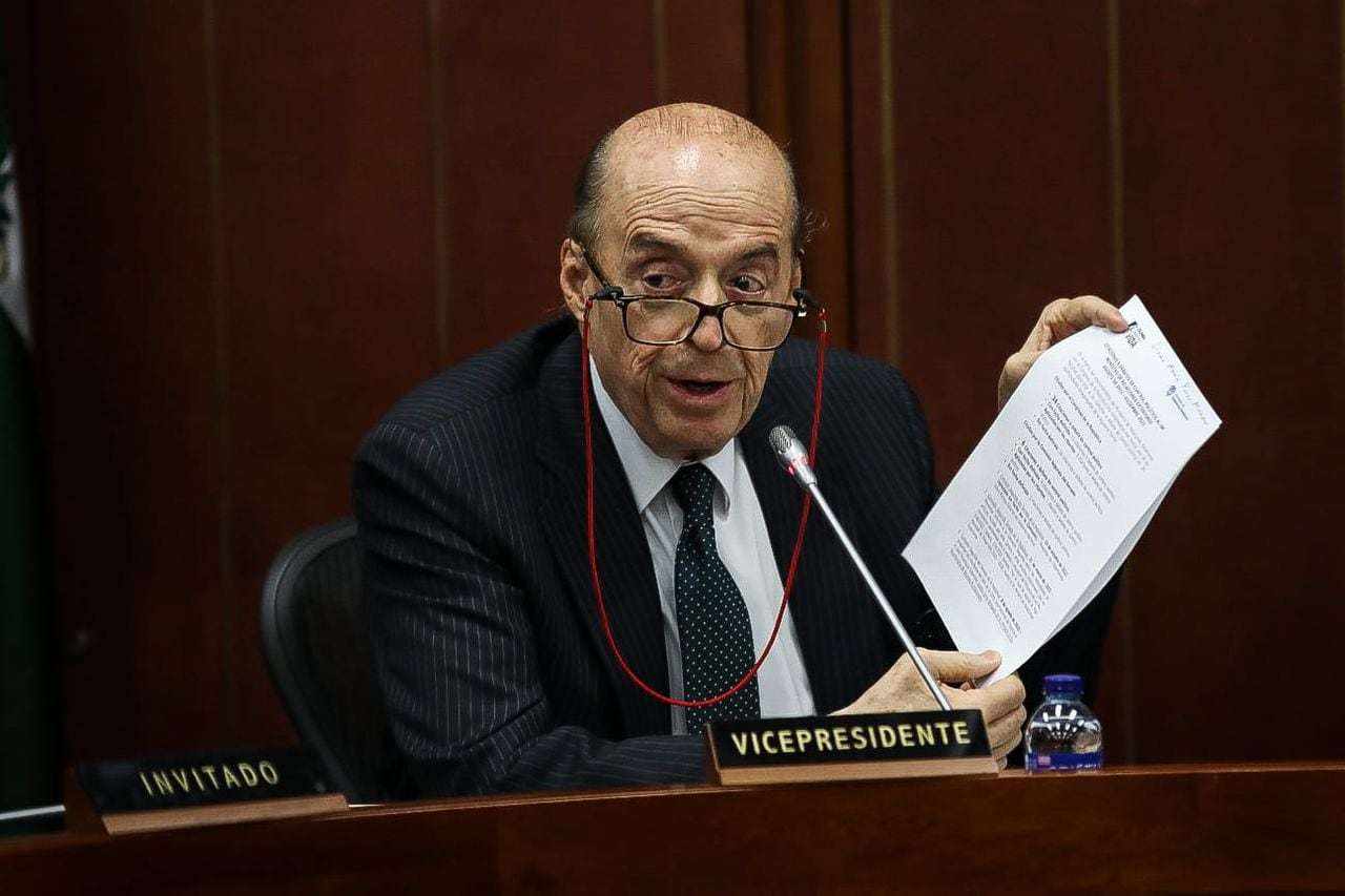 Canciller Álvaro Leyva asiste a un debate de control político en la Comisión Segunda del Senado