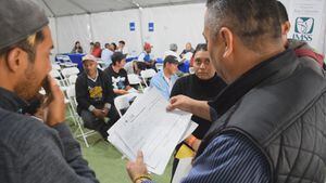 Integrantes de la caravana migrante que recibien ofertas de empleo formal en la ciudad mexicana de Tijuana, frontera con Estados Unidos.