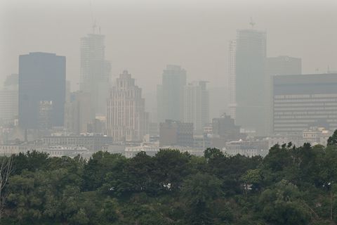 El horizonte de Montreal está oscurecido por una neblina de smog, el domingo 25 de junio de 2023, ya que una advertencia de smog está vigente para Montreal y varias regiones de la provincia debido a incendios forestales.