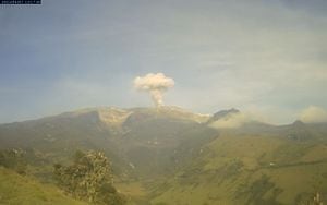 Así es como se ve el volcán Nevado del Ruiz este viernes.