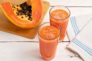 El agua de papaya tiene muchos beneficios sobre el sistema digestivo.