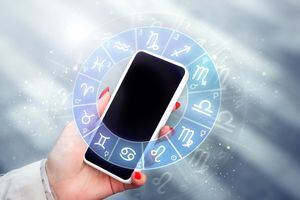 Con las nuevas tecnologías, el horóscopo ahora puede consultarse mediante un celular.
