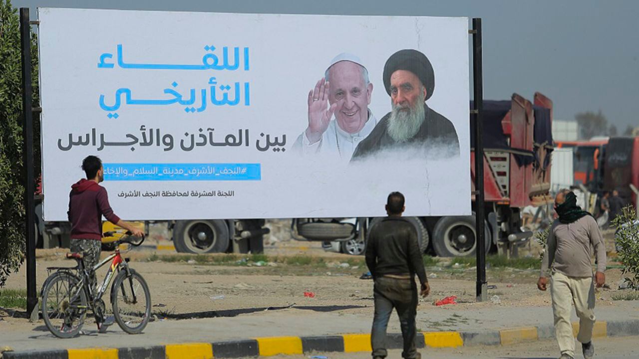 Un gran cartel anuncia el encuentro entre el papa Francisco y el gran ayatola chiíta Ali al-Sistani en Najaf, Irak, el 3 de marzo del 2021.