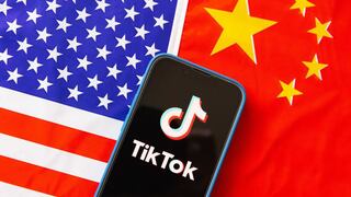 El logo de TikTok en medio de las banderas de Estados Unidos y de China (Photo Illustration by Stanislav Kogiku/SOPA Images/LightRocket via Getty Images)