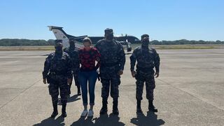 La mujer voló a Colombia en un avión de la Policía Nacional tras ser entregada a las autoridades colombianas. La mujer fue capturada en San Salvador el pasado 18 de enero de 2023.