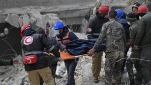 Los rescatistas llevan el cuerpo de una víctima recuperada bajo los escombros de un edificio derrumbado en la ciudad de Alepo, en el norte de Siria, el 8 de febrero de 2023, dos días después de que un terremoto mortal azotara Siria y Turquía.