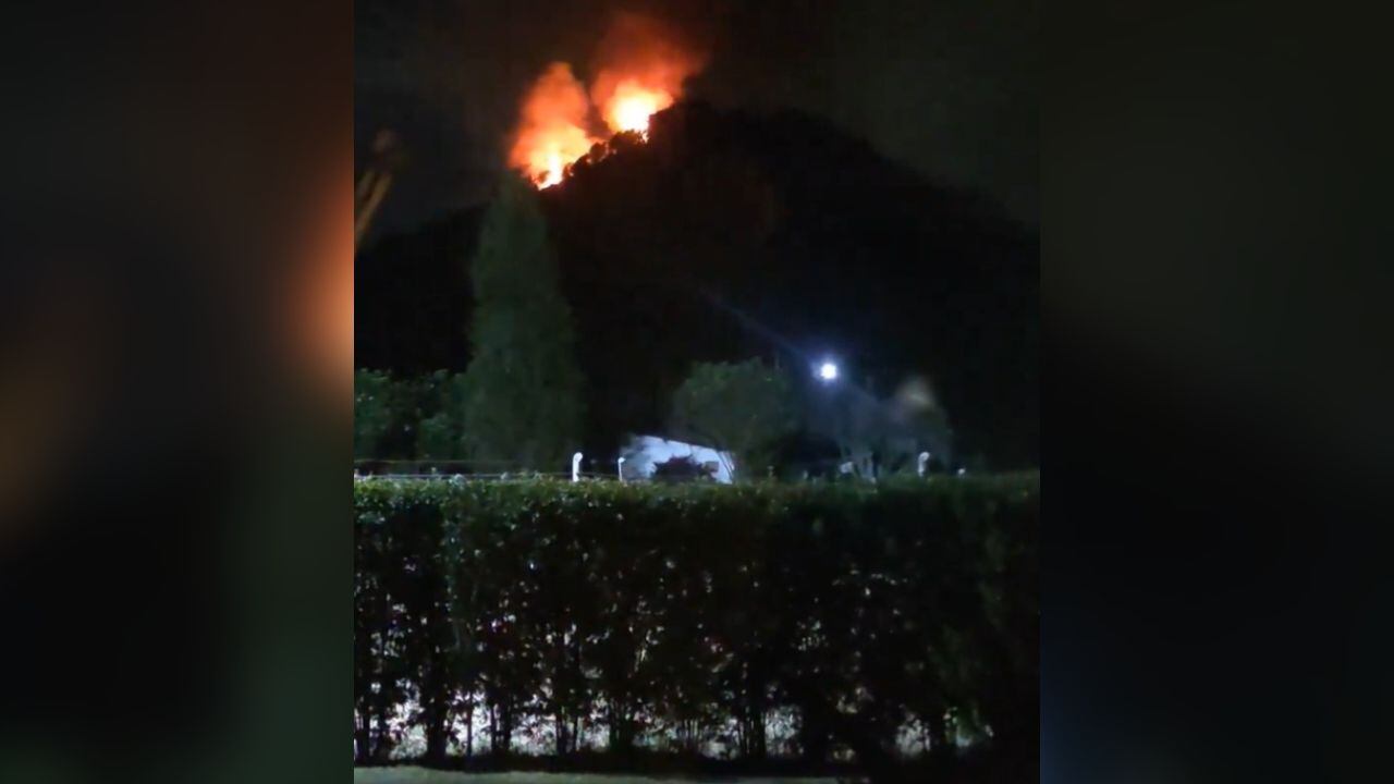 Los Bomberos de Cundinamarca se encuentran adelantando las labores para apagar las llamas.
