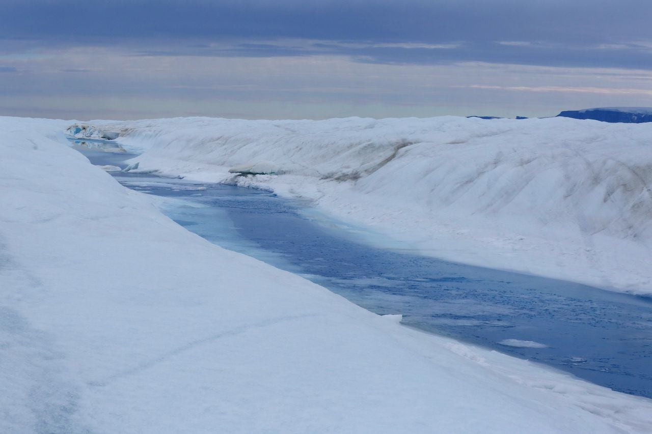 Las estaciones de datos que los científicos instalaron allí el año anterior están estudiando qué tan rápido se está derritiendo la plataforma de hielo del glaciar. Instalaron un cable desde la superficie del glaciar hasta el fondo del océano en la estación.