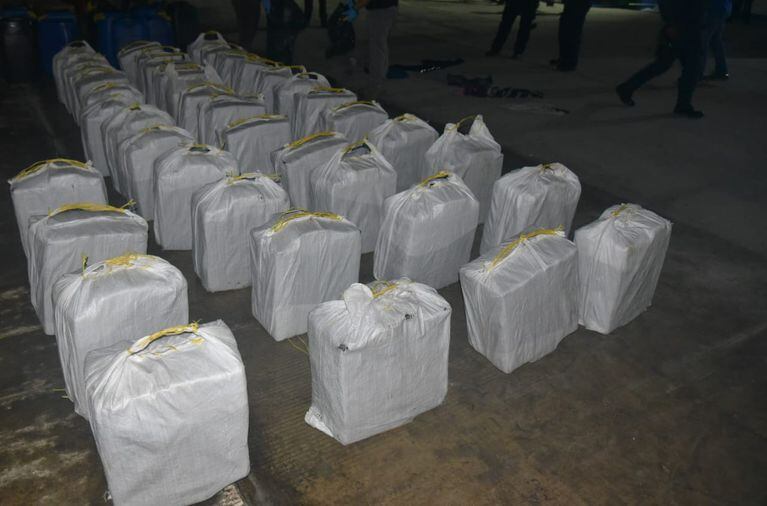 El trabajo conjunto de las autoridades permitió la interdicción de una embarcación tipo go fast tripulada por tres sujetos con destino a República Dominicana, quienes transportaban 40 bultos de clorhidrato de cocaína.