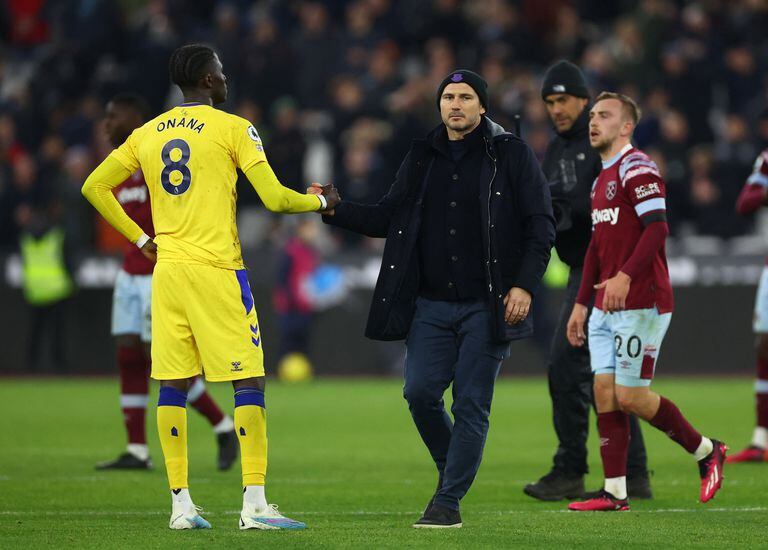 Soccer Football - Premier League - West Ham United v Everton - London Stadium, London, Britain - January 21, 2023 Everton's Amadou Onana and manager Frank Lampard look dejected after the match Action Images via Reuters/Matthew Childs EDITORIAL USE ONLY. No use with unauthorized audio, video, data, fixture lists, club/league logos or 'live' services. Online in-match use limited to 75 images, no video emulation. No use in betting, games or single club /league/player publications.  Please contact your account representative for further details.