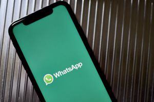 El logotipo de WhatsApp de Facebook Inc. en un teléfono inteligente colocado en el distrito de Brooklyn de Nueva York, EE. UU., el martes 5 de octubre de 2021. Signal y Telegram, dos aplicaciones de mensajería privada, registraron descargas y se dispararon durante el tiempo de inactividad prolongado. de la red de aplicaciones y servicios de Facebook Inc. Fotógrafo: Gabby Jones/Bloomberg vía Getty Images