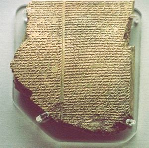 Tablilla cuneiforme que relaciona parte de la epopeya de Gilgamesh, neoasiria, siglo VII a. C. Una tablilla de la biblioteca del rey asirio Asurbanipal (que reinó del 669 al 631 a. C.), que acumuló una colección de miles de tablillas cuneiformes en su palacio de Nínive, en el norte de Irak. The Epic of Gilgamesh registra las aventuras de Gilgamesh, un gobernante legendario de Uruk, y su búsqueda de la inmortalidad. Esta, la undécima tablilla de la epopeya, describe el encuentro de Gilgamesh con Utnapishtim quien, como Noé en el Antiguo Testamento, construyó un barco para sobrevivir a una gran inundación, que mató al resto de la humanidad. Del Museo Británico. Foto: Ann Ronan Pictures / Print Collector / Getty Images
