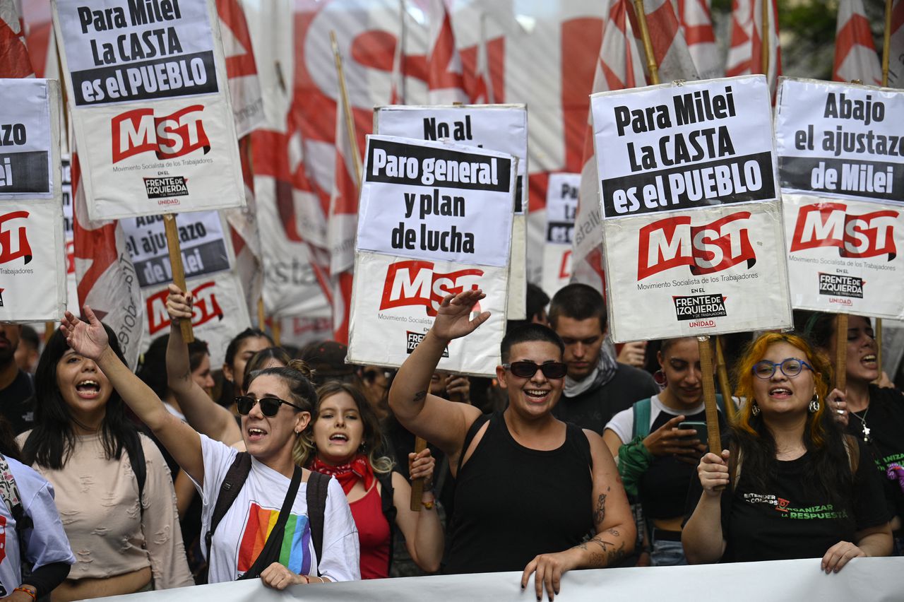 Los marchantes protestaron contra las medidas de austeridad de Milei.