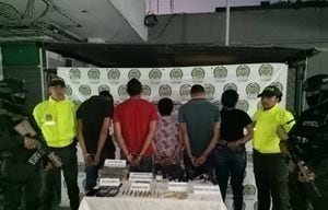 Las autoridades capturaron a cinco presuntos miembros de la peligrosa banda conocida como 'Los Juanitos'.