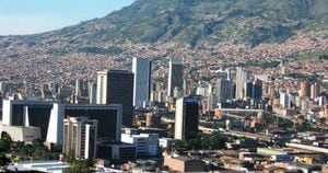  Medellín: la segunda ciudad más importante del país es un destino favorito por las solteras, dado el clima, la amabilidad y extroversión de la gente, así como la diversidad de sitios que se pueden visitar. En Medellín los precios comienzan desde COP$ 65.000 por noche por la casa completa.