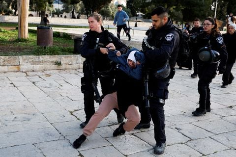 La policía fronteriza israelí detiene a una mujer palestina en el recinto de Al-Aqsa, también conocido por los judíos como el Monte del Templo, mientras aumenta la tensión durante los enfrentamientos con los palestinos en la Ciudad Vieja de Jerusalén