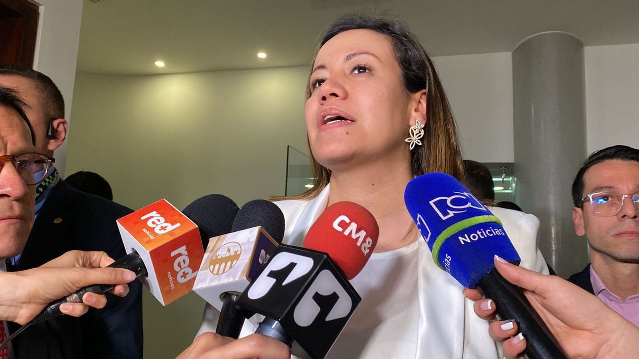 Ministra de Salud y Protección Social, Carolina Corcho, a la salida del debate de control político en el Congreso de la República.