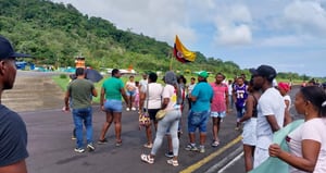 Manifestantes bloquean la pista del aeropuerto de Bahía Solano.