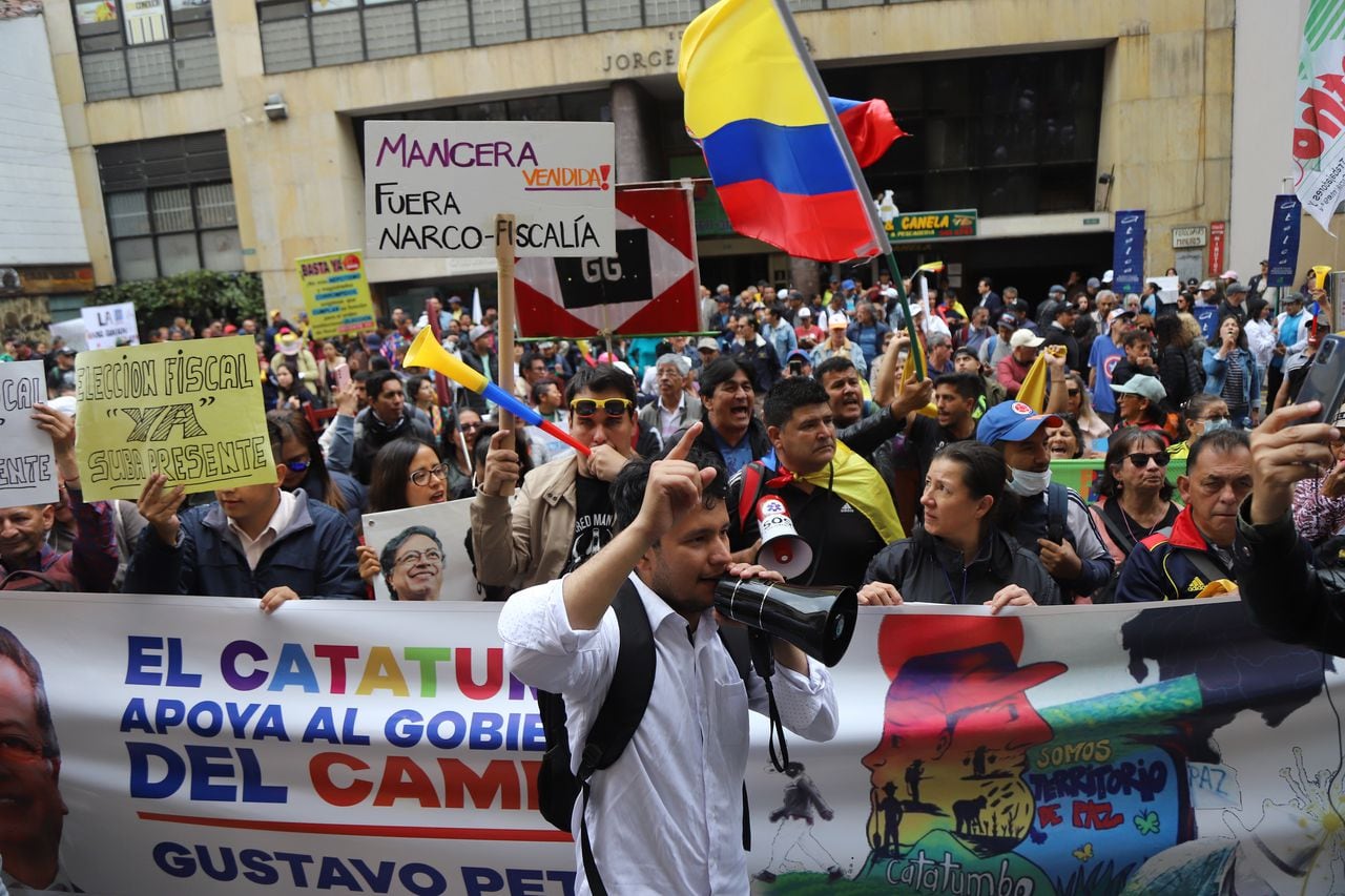 Manifestantes petristas intentan ingresar al palacio de Justicia en Bogotá