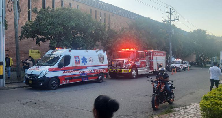 Atención de emergencia de 35 personas afectadas con inhalación de gas en Envigado, Antioquia.