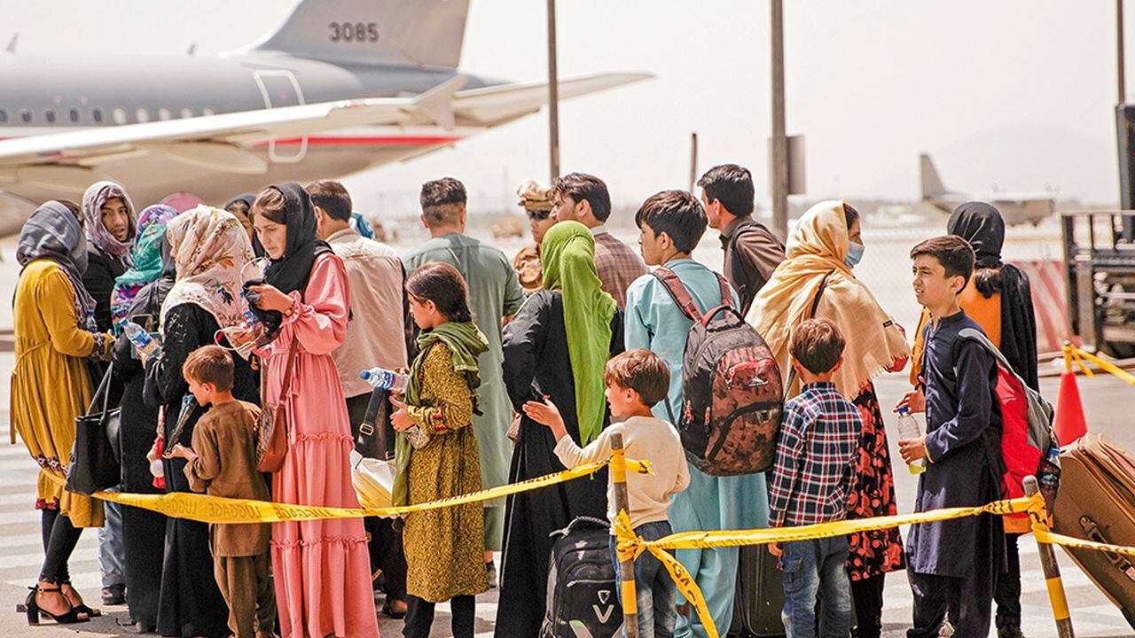  Miles de afganos han tratado de huir de su país en los últimos días tras la retoma del poder por el régimen talibán.