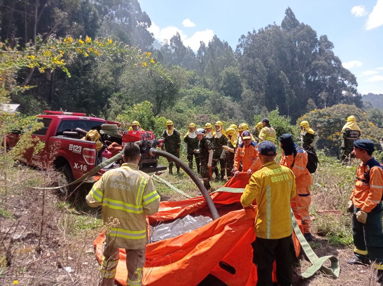 Hombres del Batallón de Atención y Prevención de Desastres No 80 del Ejército Nacional, participan en las labores de contención y extinción de los incendios forestales que a esta hora se registran en las localidades de Usme y Chapinero.
