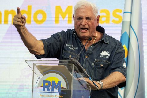 El expresidente de Panamá, Ricardo Martinelli, habla con sus partidarios durante un mitin de campaña, en la ciudad de Panamá, el sábado 3 de febrero de 2024.