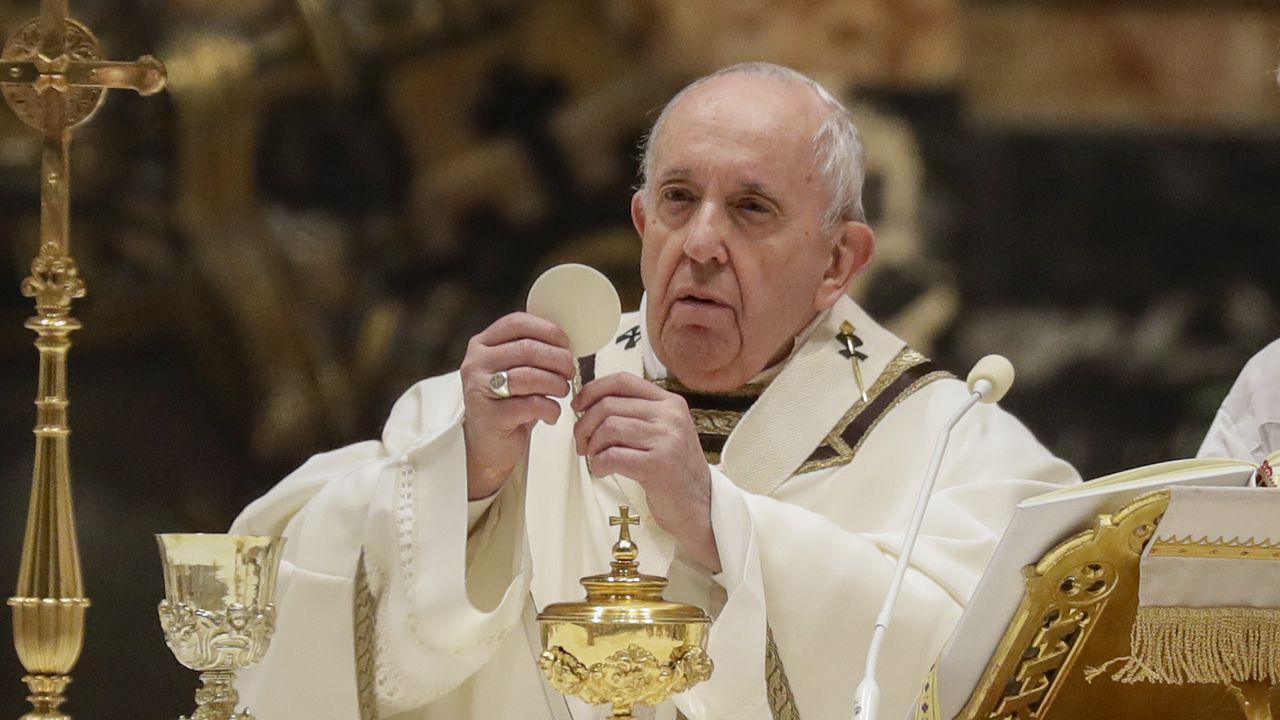 La verdad sobre video del papa Francisco haciendo un truco con un mantel en un altar