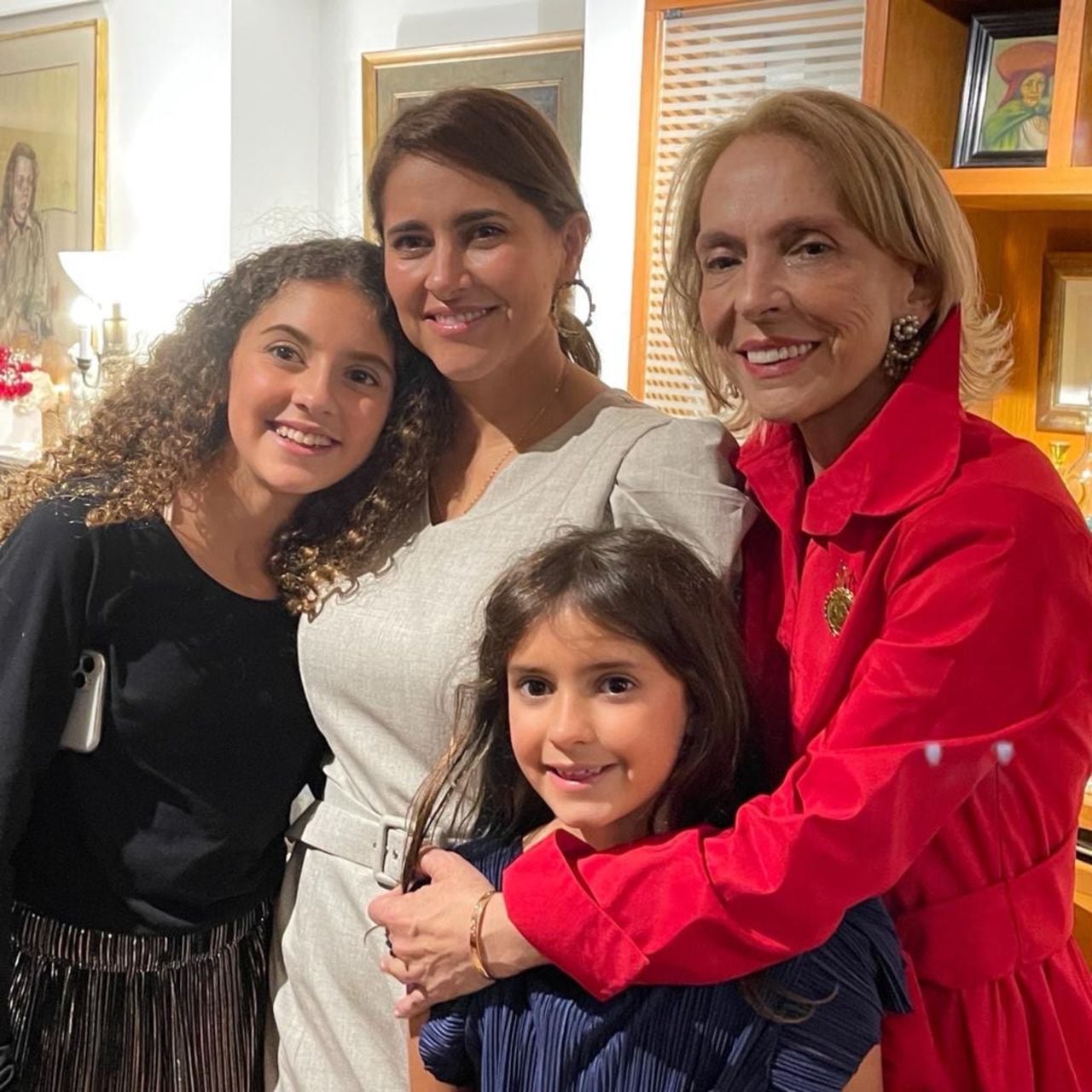 La anfitriona Juliana Márquez, acompañada de su nuera y primera dama de la Nación María Juliana Ruiz, y por sus nietas Eloisa y Luciana Duque Ruíz.