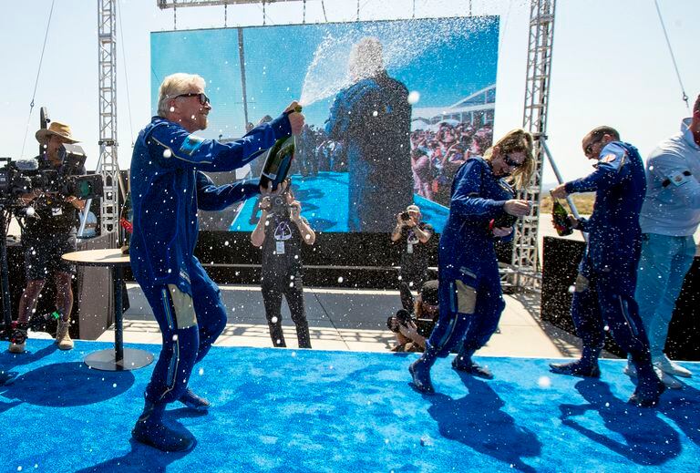 Con una lluvia de champaña, Branson celebró el éxito de su breve pero significativo viaje espacial, en Nueva Jersey.