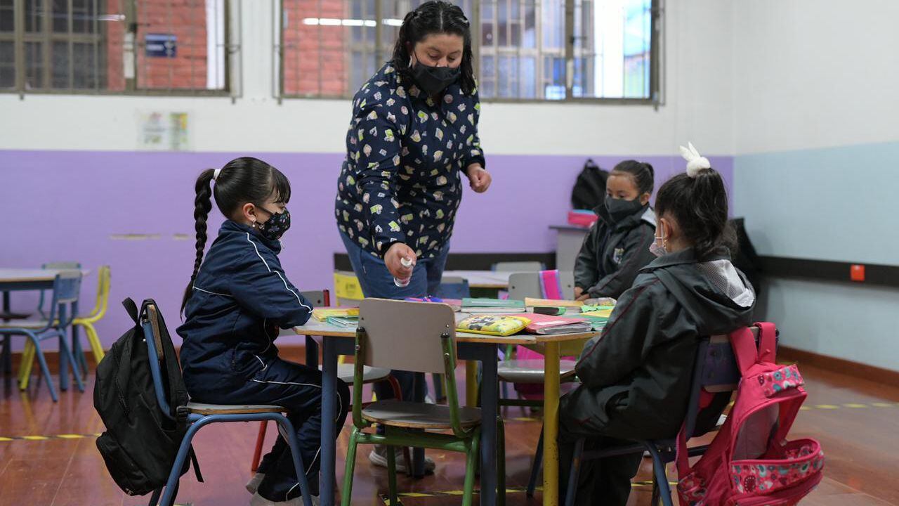 Estudiantes y docentes de los colegios públicos de Bogotá regresan a clases presenciales.
